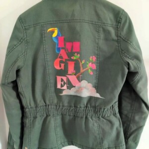 veste militaire customisée "Joh Lennon" veste_militaire_customisee_avec_au_dos_peinture_coloree_representant_le_texte_imagine_et_un_toucan__et_une_branche_de_cerisier_et_un_nuage
