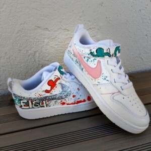 paires de baskets nike customisées pour fille, style pop art bleues et oranges avec paillettes