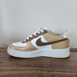 sneakers nike customisées façon aesthetic baskets_sneakers_airforce_nike_peintes_a_la_main_en_beige_et_marron_et_blanc