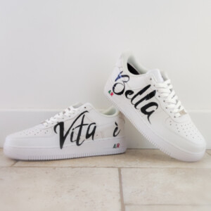 sneakers nike Air Force one blanches customisées avec écriture en peinture noire Bella Vita