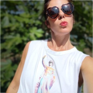 impression de tee-shirts femme_en_lunettes_de_soleil_en_forme_de_coeur_et_debardeur_blanc_ustomise_avec_statue_david_popart_se_prenant_en_selfie
